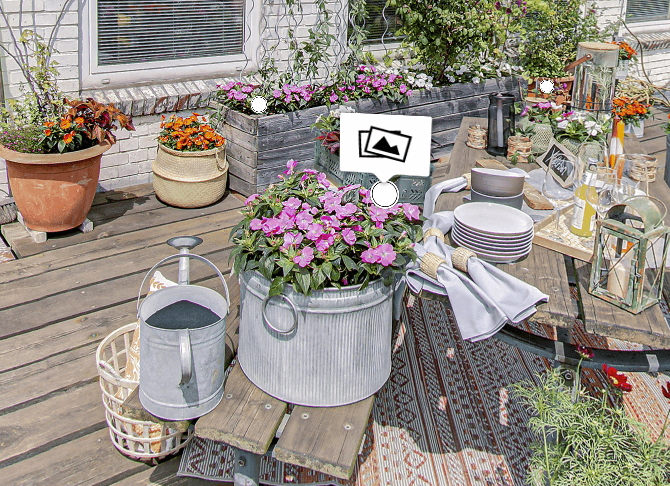 Ausschnitt einer virtuellen Tour, Terrasse mit Blumentöpfen